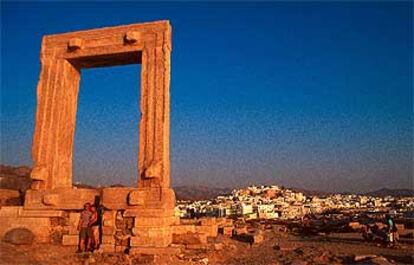 La puerta Portára, del inacabado templo de Apolo, situada en el islote de Palatia, que se comunica con la ciudad de Naxos por un camino artificial entre las rocas.