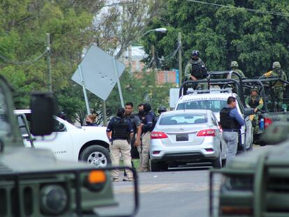 Unos retenes de la Guardia Nacional en Guanajuato tras la detención de El Marro.