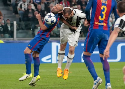 Giorgio Chiellini, de la Juventus, marca gol ante el Barcelona. 