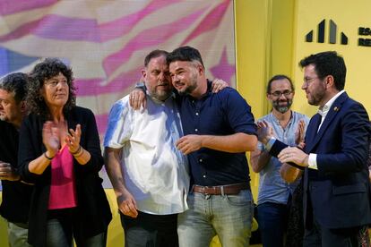 Desde la izquierda, Teresa Jordà, Oriol Junqueras, Gabriel Rufián y Pere Aragonès, durante el mitin final de campaña de ERC en Barcelona el 21 de julio.