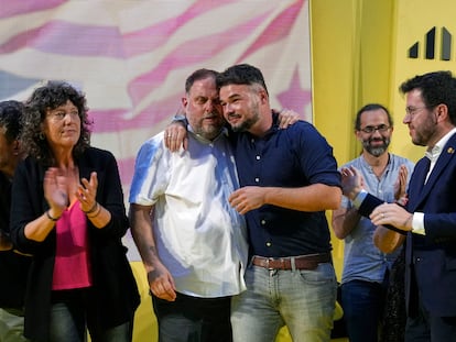 Desde la izquierda, Teresa Jordà, Oriol Junqueras, Gabriel Rufián y Pere Aragonès, durante el mitin final de campaña de ERC en Barcelona el 21 de julio.