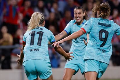 Alexia Putellas celebra su gol junto a Guijarro y Mariona, en el partido entre el Atlético y el Barcelona.