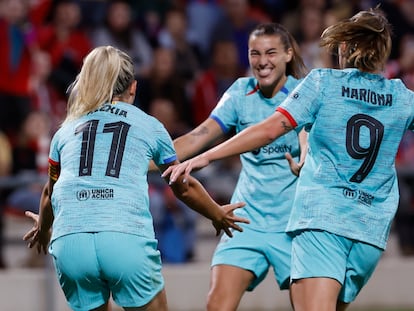 Alexia Putellas celebra su gol junto a Guijarro y Mariona, en el partido entre el Atlético y el Barcelona.