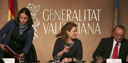 Isabel Villalonga, a la izquierda, en una rueda de prensa en abril de 2010 junto a la exportavoz del Consell Paula Sánchez de León y el interventor Salvador Hernándiz.