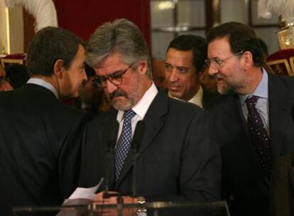 Manuel Marín, en primer término. Detrás, José Luis Rodríguez Zapatero (izquierda) saluda a Mariano Rajoy en presencia de Eduardo Zaplana.