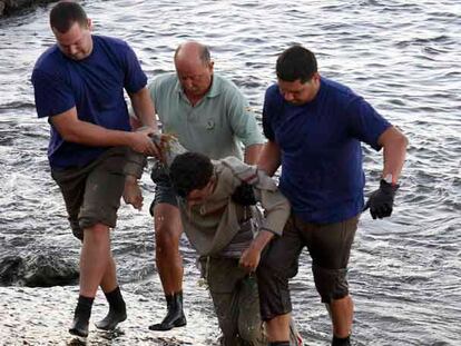 El cadáver de uno de los inmigrantes fallecidos es sacado de las aguas de la playa de Risco Verde.