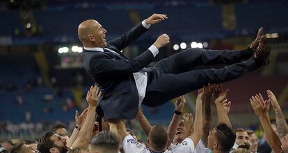Zidane llegó al banquillo del Real Madrid el 4 de enero de 2016 sin experiencia en Primera. Era una solución de emergencia para sustituir a Benítez. Enderezó el rumbo de un equipo perdido -tanto que los jugadores hablan de él como del "capitán del barco"- y consiguió La Undécima, la Supercopa de Europa y el Mundialito. Tres títulos en 11 meses en los que ha dirigido 53 partidos y ha perdido tan sólo dos. "Yo acabo de empezar y tengo que mejorar en todo, lo normal es que el trofeo de mejor entrenador lo ganen otros", dice cada vez que le preguntan por el premio FIFA.