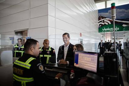 Juan Guaidó y su esposa Fabiana Rosales frente a agentes de migración en el aeropuerto.