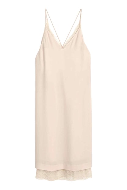 Sencillo, favorecedor y muy sofisticado es este slip dress de H&M (49,99 euros).