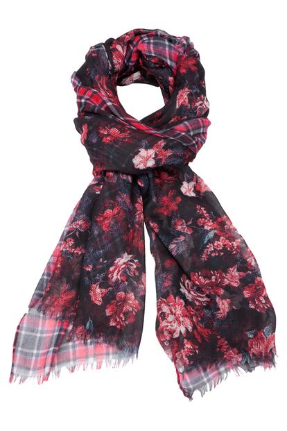 Foulard  que combina el estampado floral con los cuadros de Stradivarius (9,95 euros). Un hit de temporada.