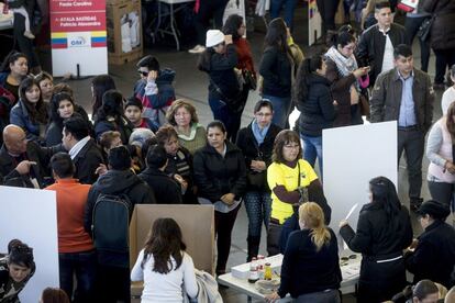 Ciudadanos ecuatorianos votan en el complejo deportivo municipal Mar Bella, en Barcelona.