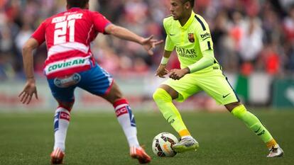 Neymar contra el balón frente a Robert Ibáñez.