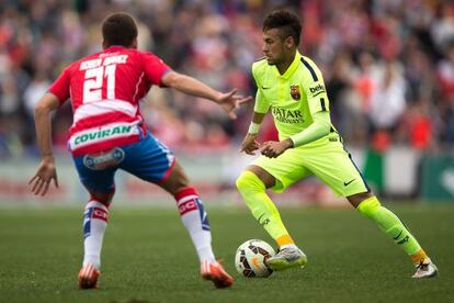 Neymar contra el balón frente a Robert Ibáñez.
