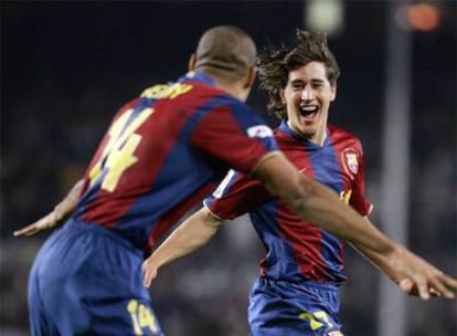 Bojan celebra con Henry el segundo gol del Barça.