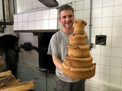 JOAN SEGUÍ EN LA BOCA DEL HORNO CON SU TORRE DE BIZCOCHOS / CAPEL 