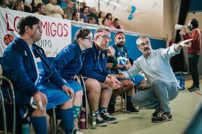 Javier Fesser durante el rodaje de 'Campeones' junto a los actores Fran Fuentes, Gloria Ramos, Javier Gutiérrez, Jesús Lago y José de Luna. La comedia de Fesser acumula 11 nominaciones a los premios de la Academia del Cine Español en la edición número 33; además, ha sido elegida por la Academia para representar a España en los Óscar y resultó laureada en los premios Forqué, que entregan los productores.