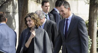 Los Reyes en las inmediaciones de la Biblioteca Nacional, en Madrid, antes de la inauguración de la expoosición 'Miguel de Cervantes: de la vida al mito'.