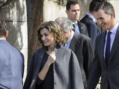 Los Reyes en las inmediaciones de la Biblioteca Nacional, en Madrid, antes de la inauguración de la expoosición 'Miguel de Cervantes: de la vida al mito'.