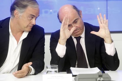Guindos junto a Esteban González Pons, en un momento de la rueda de prensa de esta mañana.