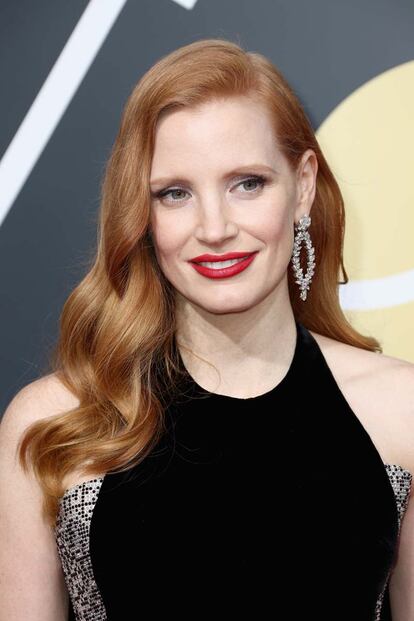 Detalle del peinado y los espectaculares pendientes de Jessica Chastain.