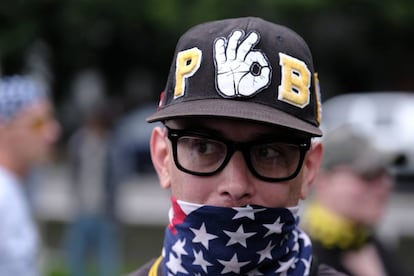 Un miembro de los Proud Boys que no ha terminado aún la transición de hípster a supremacista blanco.