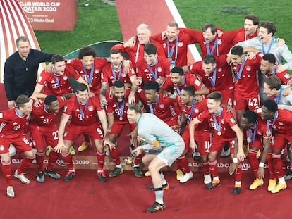 Neuer levanta a taça do Mundial de Clubes.