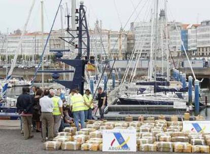 Un momento de la descarga en el puerto de A Coruña.