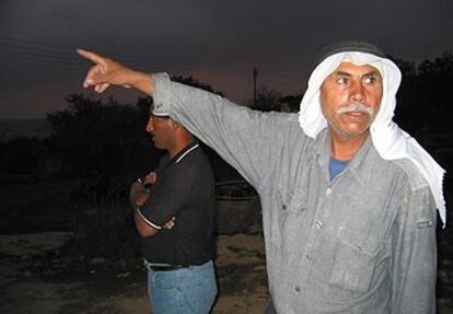 El palestino Jawad señala el camino a Jerusalén, a donde intenta llegar clandestinamente.