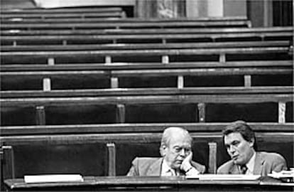 El presidente de la Generalitat, Jordi Pujol, flanqueado por el <i>conseller en cap</i>, Artur Mas, en el Parlamento de Cataluña.