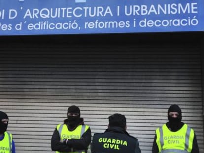 Miembros de la Guardia civil, a las puertas de uno de los estudios de arquitectos que registraron el viernes en Lloret de Mar (Girona).