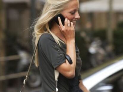 Una mujer habla por el móvil en el centro de Barcelona.