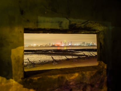 Defensas antidesembarcos, vistas desde un búnker. Se encuentran por toda la costa de la isla de Kinmen, parte del archipiélago taiwanés. Al fondo se ve la China continental, que se encuentra a apenas tres kilómetros. 
