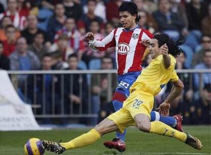 El 'Kun' Agüero y Fabricio Fabio Fuentes luchan por un balón