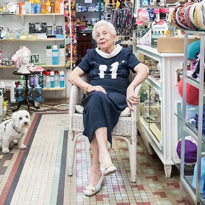 Paz Encinas, de 92 años, en su droguería de Salamanca, La Cibeles.