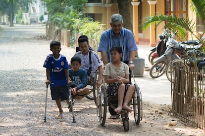 El padre Kike ha dedicado su vida a los discapacitados camboyanos. Primero en los campos de refugiados, luego en Banteay Prieb y ahora en Battambang. Su labor le ha merecido el sobrenombre del ‘obispo de la silla de ruedas’.