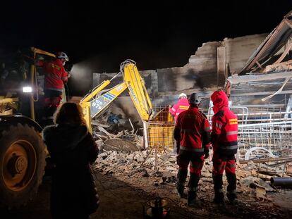 Bomberos de Granada inspeccionan los restos de un cortijo en Moclín este lunes.