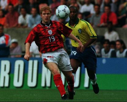 Mundialito de fútbol en Francia, 1997. Paul Scholes se mide Flavio Conceicao en un momento del partido.