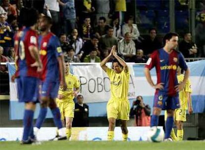 Pirès (en el centro, al fondo) celebra su gol ante la consternación de los jugadores barcelonistas.