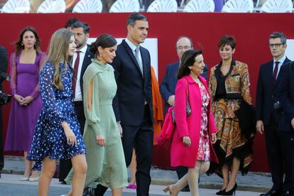 La infanta Sofía, la reina Letizia, el presidente del Gobierno, Pedro Sánchez, y la ministra de Defensa, Margarita Robles, llegan al inicio de los actos del 12 de octubre.