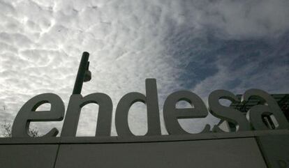 Un cartel de Endesa sobre una de sus sedes.