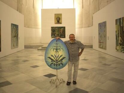 Guillermo P&eacute;rez Villalta posa junto a sus obras en el CAAC.