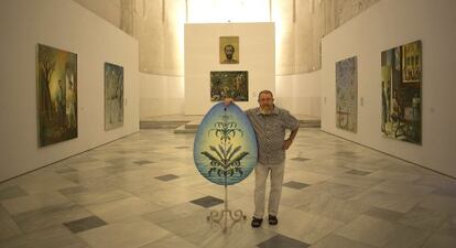 Guillermo P&eacute;rez Villalta posa junto a sus obras en el CAAC.