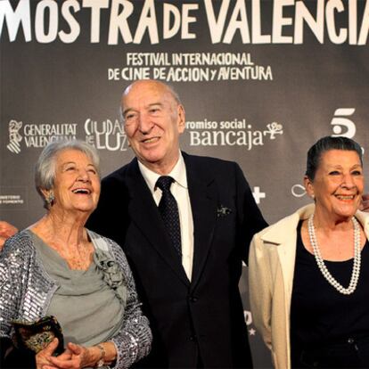 Asunción Balaguer junto a Giuliano Montalvo, al que entregó un galardón en la clausura.