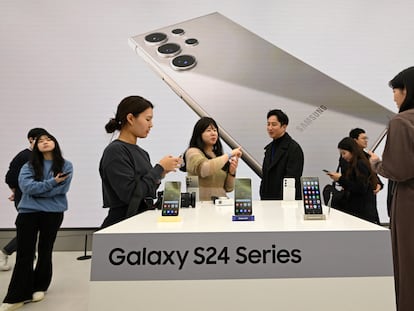 This picture taken on January 15, 2024 shows people looking at Samsung Galaxy S24 series smartphones displayed during a media preview event at a Samsung store in Seoul. (Photo by Jung Yeon-je / AFP) (Photo by JUNG YEON-JE/AFP via Getty Images)