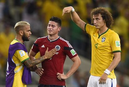 No final do jogo, Daniel Alves consola o colombiano James Rodriguez próximo de David Luiz, que pede que a torcida aplauda o artilheiro do time rival.