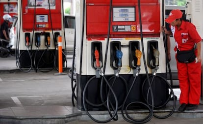 El Gobierno de Indonesia se plantea subir los precios de la gasolina y reducir los subsidios