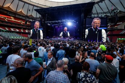 El público sigue el concierto del Boss en el Metropolitano.