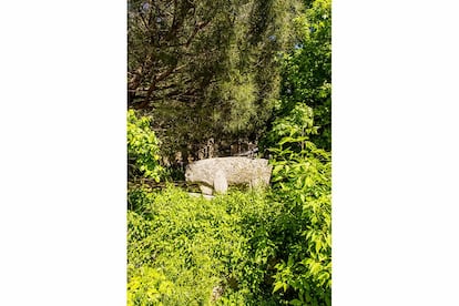 Un verraco íbero, de entre 2.000 y 2.500 años de antiguedad, en el interior de la Finca Güell, un jardín contiguo a la muralla.