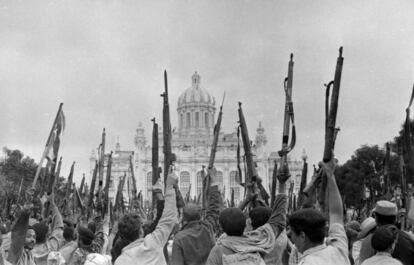 Personas reunidas frente al viejo palacio presidencial en apoyo a la revolución cubana, en La Habana, 1959