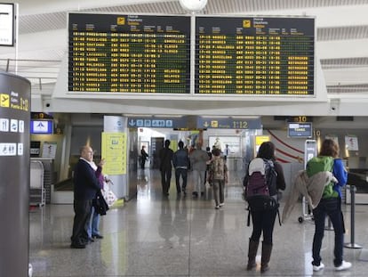 Las aerol&iacute;neas siguen cobrando recargos por pagar con tarjeta.